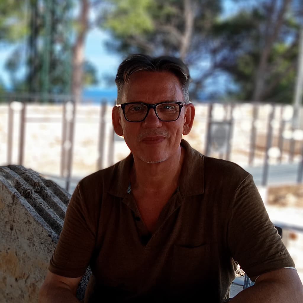 Matthias Herdt, pastor of GEC Heilbronn, speaks on stage with passion and heart about the Christian faith.