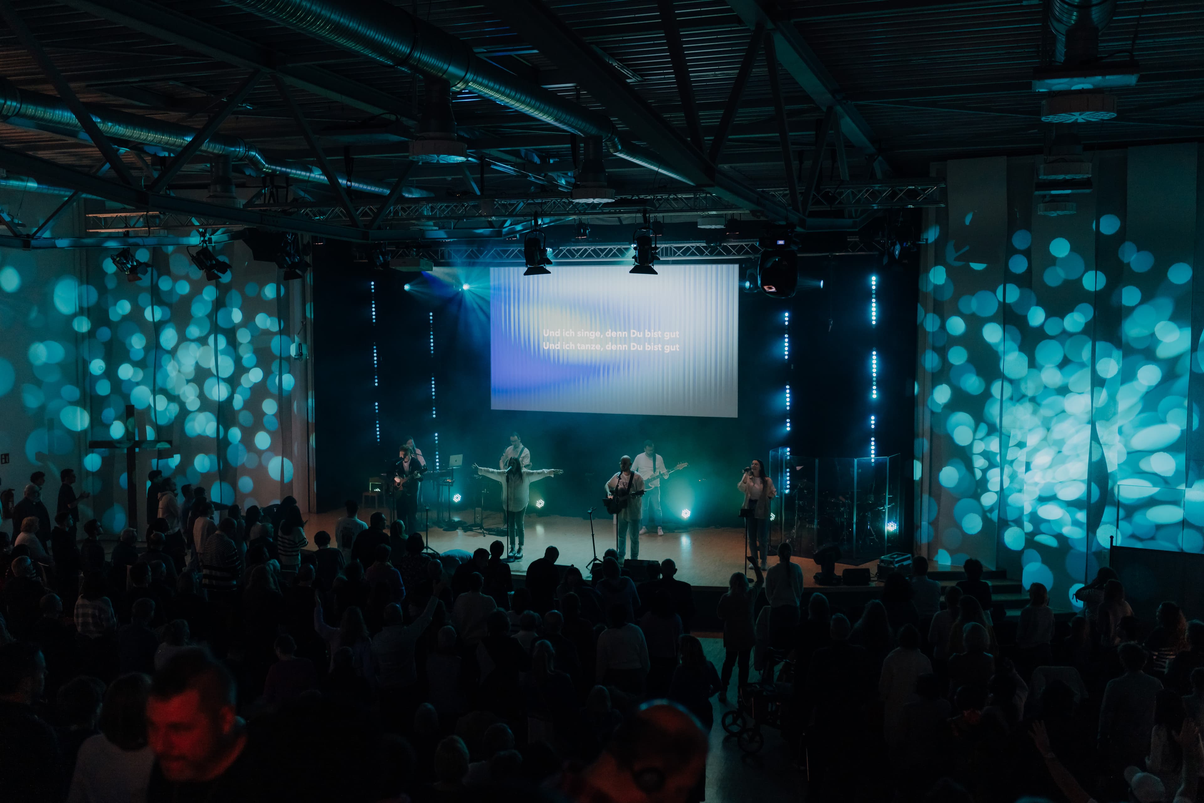 Moderne Worship-Atmosphäre beim Sonntagsgottesdienst der GEC Heilbronn mit leidenschaftlicher Musik, Predigt und lebendiger Gemeinschaft – Kirche im Silcherforum.