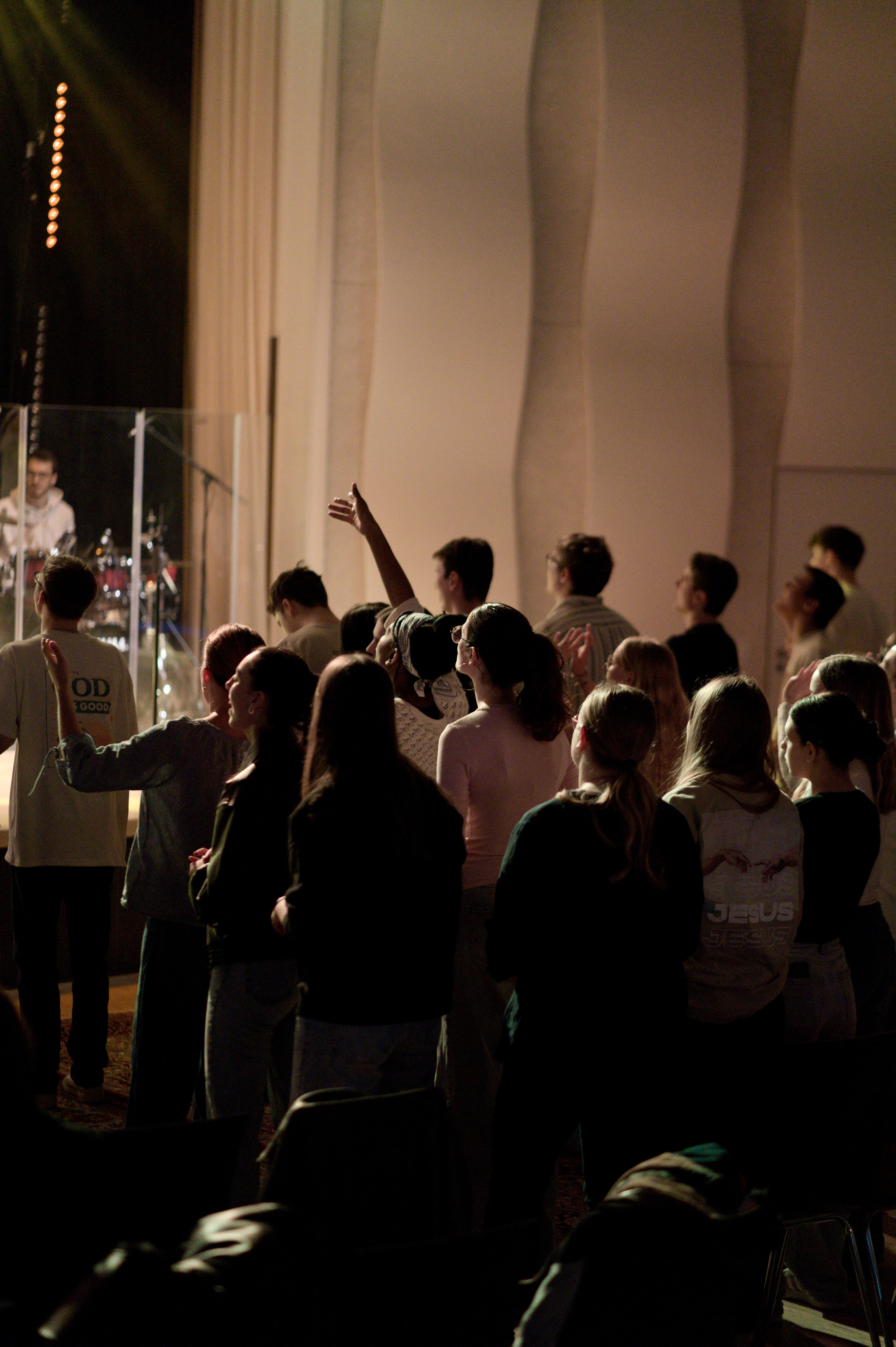 Jugendliche in der Primetime – dem Jugendgottesdienst der GEC Heilbronn – mit Worshipband, Predigt und starker Gemeinschaft im Silcherforum