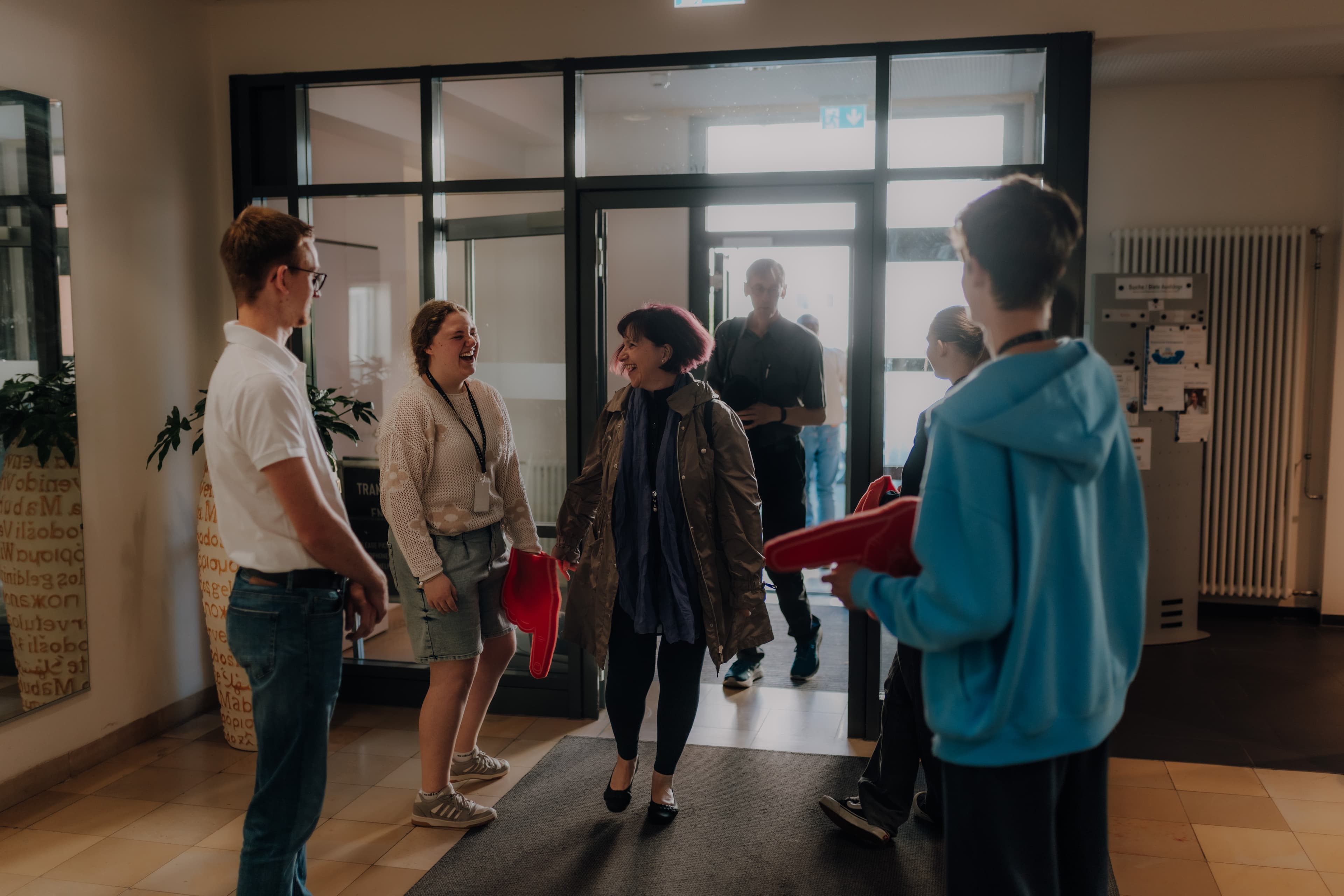Eine herzliche Willkommensszene in der Gemeinde (Menschen begrüßen sich, Lächeln, offene Atmosphäre)