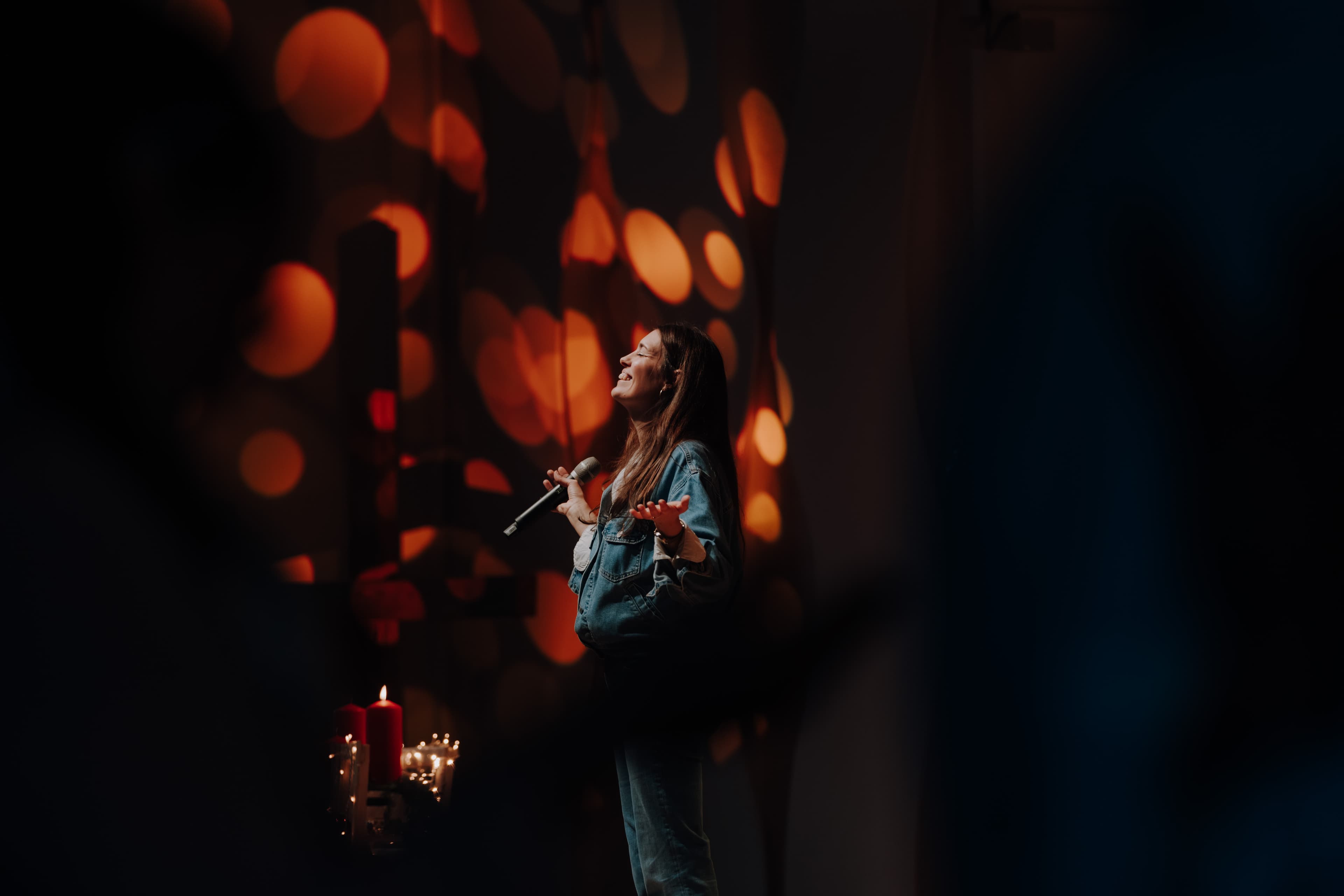 Erlebe den Sonntagsgottesdienst in Heilbronn: Inspirierender Lobpreis, lebensverändernde Predigten und stärkende Gebetszeiten. Finde Begegnung und Gemeinschaft.